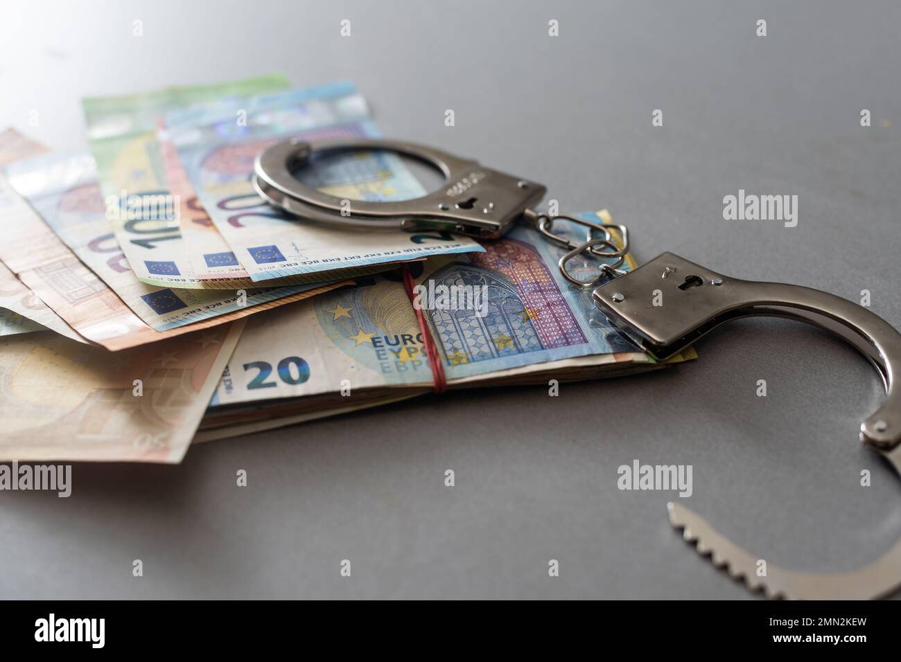 Argento manette su molte grandi le banconote in euro Foto Stock