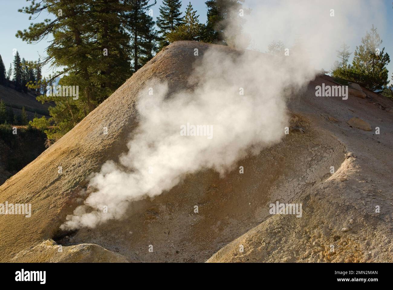 Sfiati a vapore fumaroles nell'area Sulphur Works del Lassen Volcanic National Park, California, USA Foto Stock