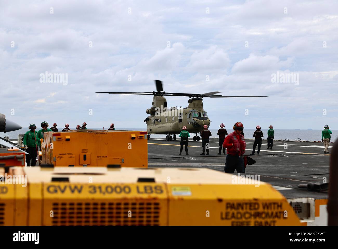 Soldiers from B Company, 3-2 General Support Aviation Battalion, 2nd Combat Aviation Brigade condusse atterraggi con elicotteri CH-47F Chinook sull'unico portaerei della Marina statunitense, USS Ronald Reagan (CVN 76), nelle acque ad est della penisola coreana il 26 settembre 2022. Le qualifiche di atterraggio sul ponte sono condotte per certificare i membri dell'equipaggio e i piloti che atterrano su una nave. Questo corso di formazione è stato condotto in parte con l'esercizio MCSOFEX (Maritime Counter Special Operations Exercise) per rafforzare l'interoperabilità con i nostri partner congiunti. Foto Stock