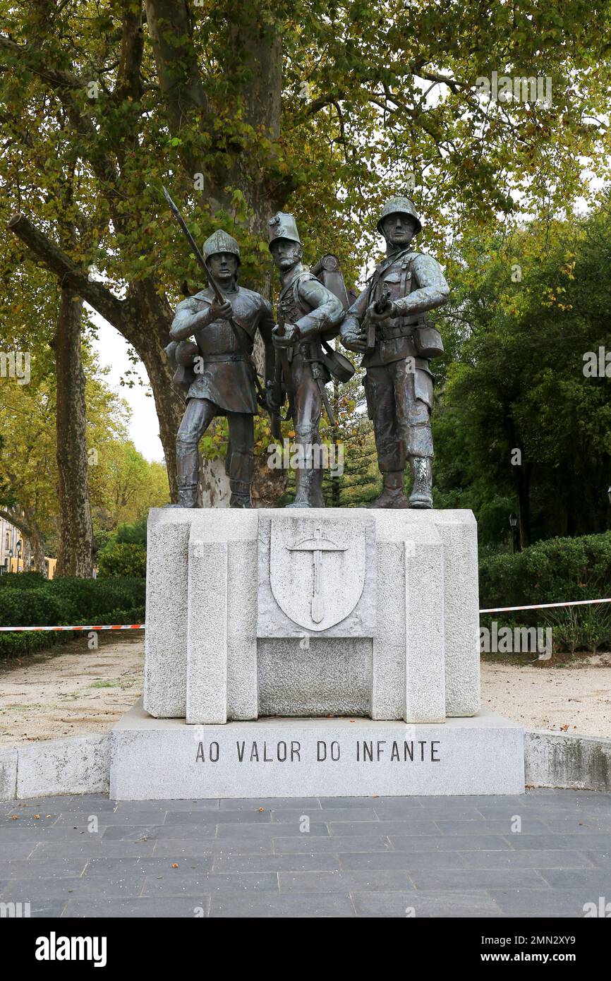 Mafra, Portogallo-21 novembre 2022: Monumento alla fanteria dell'esercito portoghese a Mafra, Portogallo Foto Stock