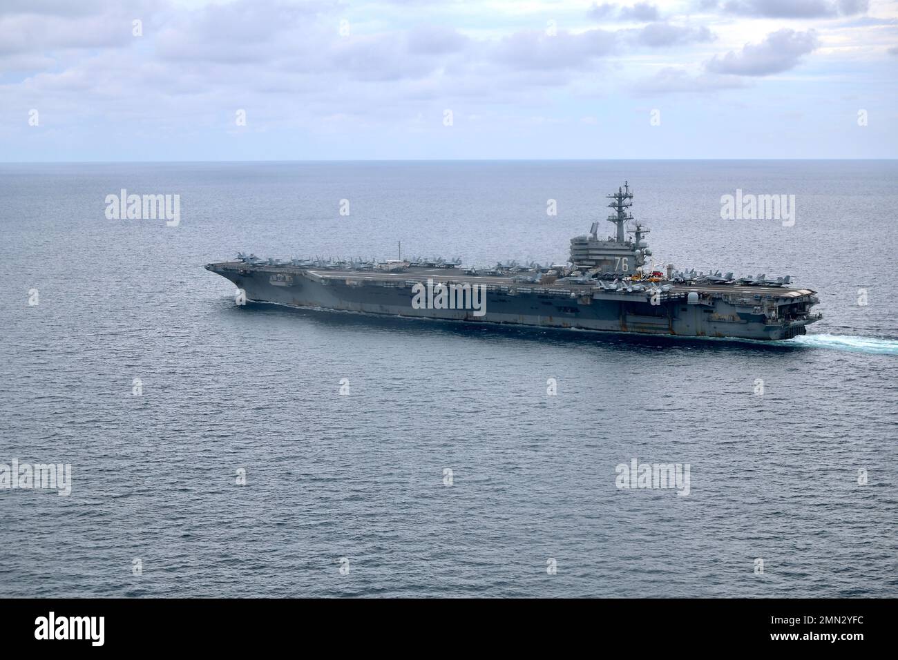 Soldiers from B Company, 3-2 General Support Aviation Battalion, 2nd Combat Aviation Brigade condusse atterraggi con elicotteri CH-47F Chinook sull'unico portaerei della Marina statunitense, USS Ronald Reagan (CVN 76), nelle acque ad est della penisola coreana il 26 settembre 2022. Le qualifiche di atterraggio sul ponte sono condotte per certificare i membri dell'equipaggio e i piloti che atterrano su una nave. Questo corso di formazione è stato condotto in parte con l'esercizio MCSOFEX (Maritime Counter Special Operations Exercise) per rafforzare l'interoperabilità con i nostri partner congiunti. Foto Stock