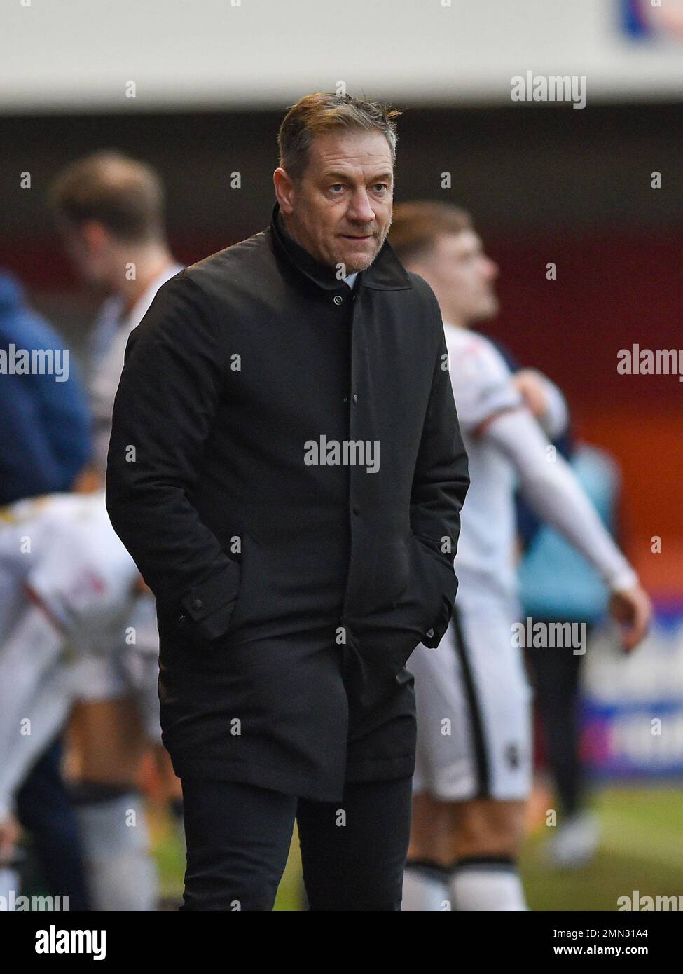 Scott Lindsey, manager di Crawley durante la partita della EFL League Two tra Crawley Town e Salford City al Broadfield Stadium , Crawley , UK - 28th gennaio 2023 Foto Simon Dack/Telephoto Images. Solo per uso editoriale. Nessun merchandising. Per le immagini di calcio si applicano le restrizioni di fa e Premier League inc. Nessun utilizzo di Internet/cellulare senza licenza FAPL - per i dettagli contattare Football Dataco Foto Stock