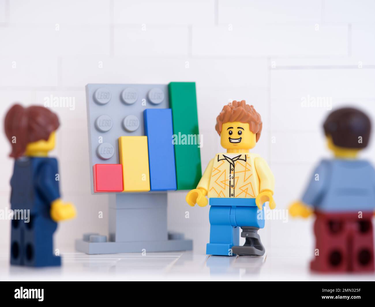 Tambov, Federazione Russa - 24 gennaio 2023 le minifigure di Lego businessperson hanno un incontro e discutono i grafici che mostrano i risultati della loro su Foto Stock