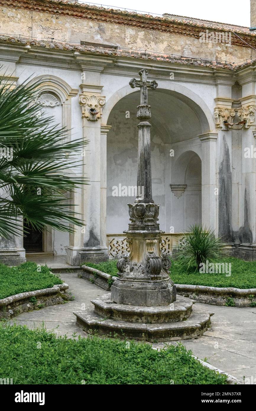 Il chiostro principale della Certosa di Padula, noto anche come Certosa di Padula, è un monastero della provincia di Salerno in Campania Foto Stock