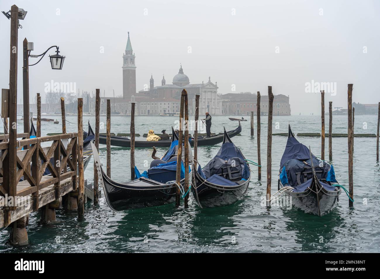 Tre gondole ormeggiate da Piazza San Marco con sullo sfondo la chiesa di San Giorgio di maggiore. Venezia, Italia, Europa. Foto Stock
