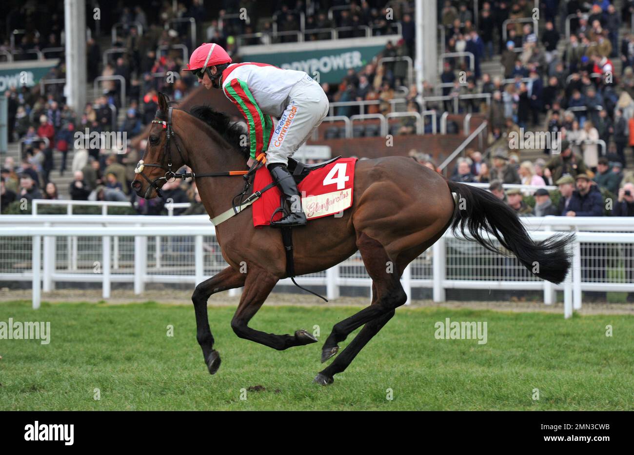 Gara tre. La Glenfarclas Cross Country Chase. Francky Du Berlais guidato da James Bowen sulla strada per la partenza. Corse di cavalli a Cheltenham Rac Foto Stock