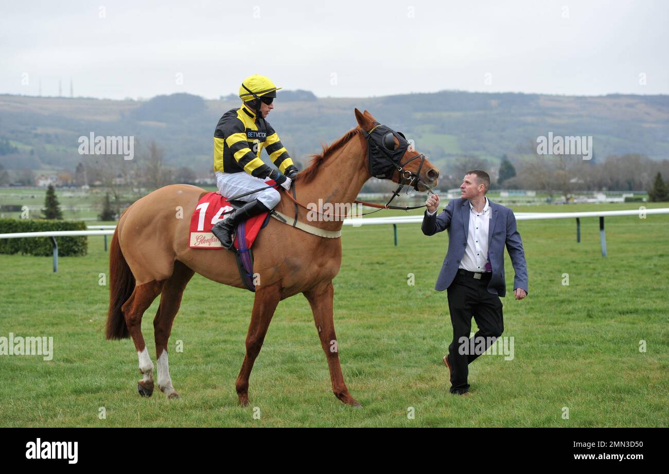 Gara tre. La Glenfarclas Cross Country Chase. Leggende Ryde guidato da Gavin Sheehan al via Horse Racing a Cheltenham Racecourse, Prestbu Foto Stock