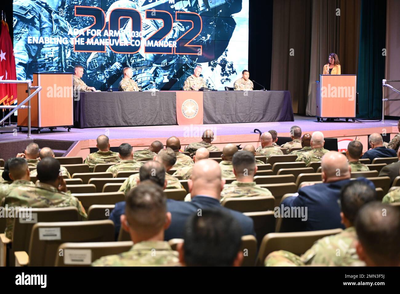 Brig. Gen. David F. Stewart, Brig. Il generale Maurice O. Barnett, il generale Brian W. Gibson e il generale Frank M. Rice hanno rappresentato l'Army Air and Missile Defense Command (AAMDC) mentre hanno parlato su diversi argomenti di difesa aerea come parte del Simposio dell'artiglieria di difesa aerea a Fort Sill, Oklahoma. Il nostro tema per il simposio di quest’anno è “ADA for Army 2030 - Enabling the Manking Commander”. Questo tema nasce dalle notevoli iniziative di crescita e modernizzazione di Air Defense volte a fornire capacità e capacità aggiuntive alla forza operativa. Tra i relatori invitati vi sono alti dirigenti dell'esercito Foto Stock