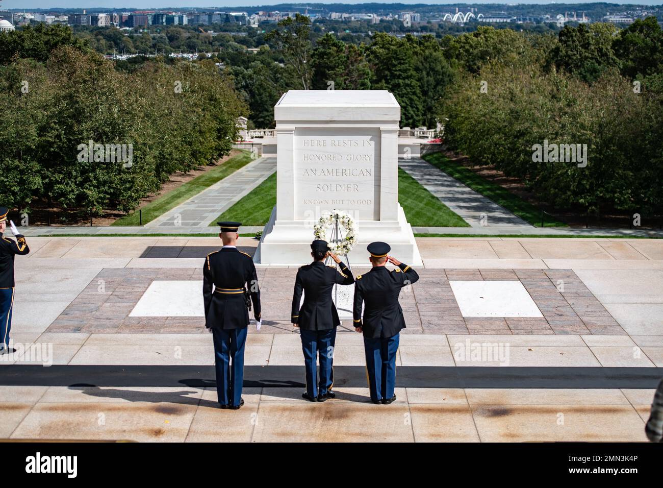 Shannon-Mikal Lucas, vice-rappresentante generale del maresciallo, ufficio del generale del maresciallo del prevosto e dello sgrido dell'esercito degli Stati Uniti. Viridiana Lavalle, direttore del programma militare per cani da lavoro, Ufficio del Provost Marshal Generale rende onore durante una cerimonia pubblica di posa della corona alla Tomba del Milite Ignoto al Cimitero Nazionale di Arlington, Arlington, Virginia, 27 settembre 2022. Foto Stock