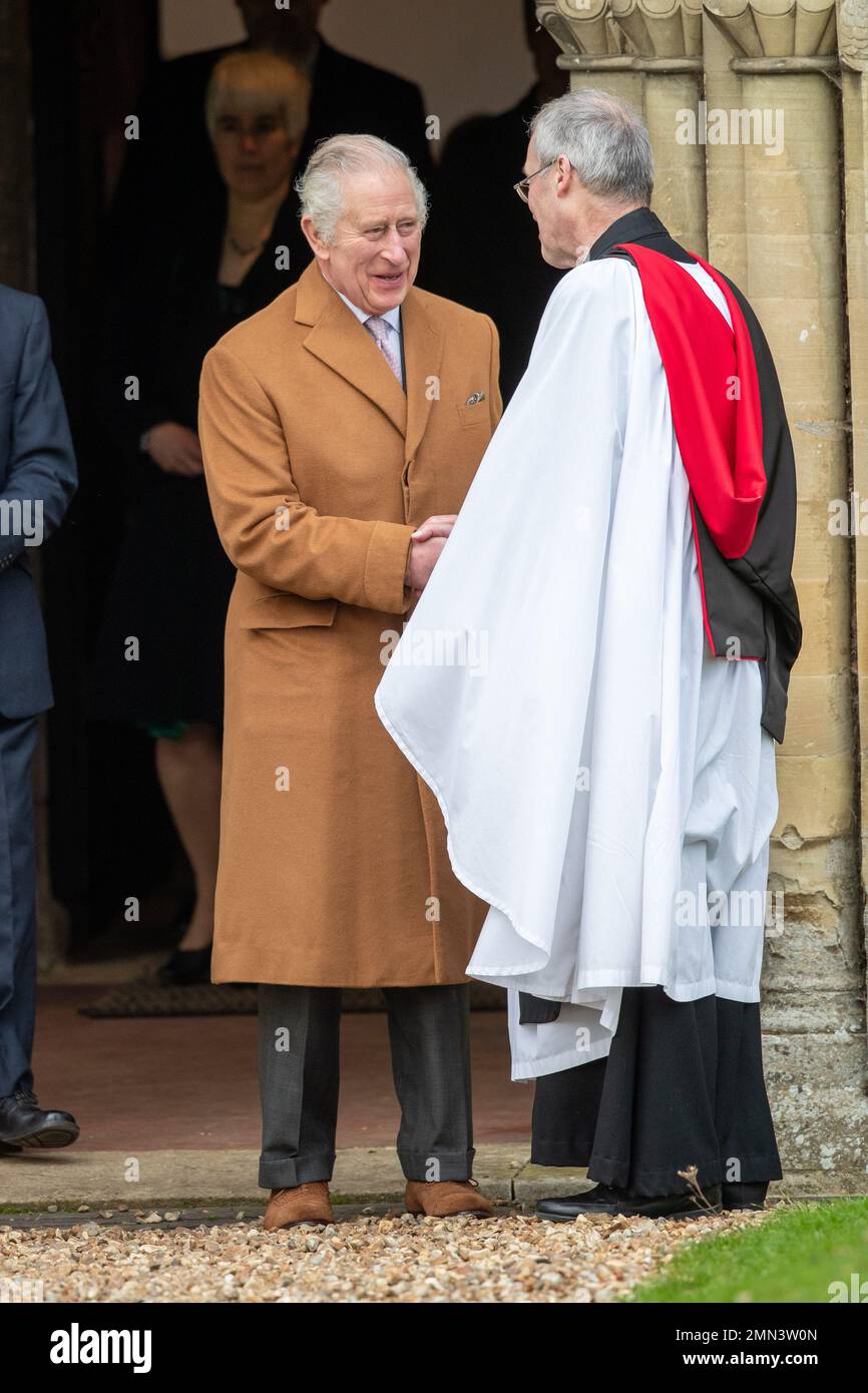 Foto datata gennaio 8th mostra re Carlo dopo aver assistito al servizio mattutino presso la chiesa di San Lorenzo a Castle Rising, Norfolk. Foto Stock