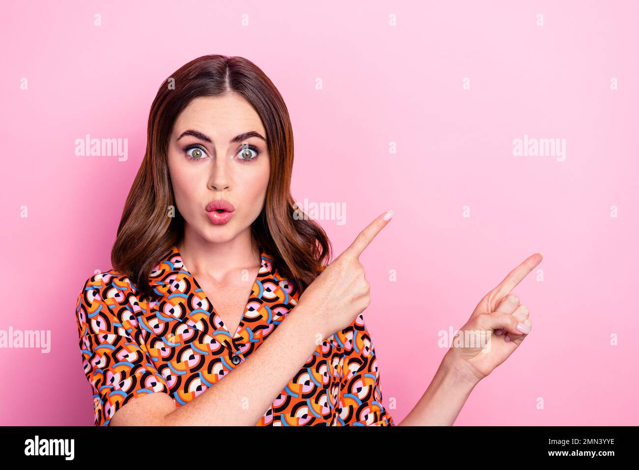 Ritratto fotografico di bella giovane ragazza impressionato plump labbra punto vuoto spazio vestito elegante stampa vestito isolato su sfondo di colore rosa Foto Stock