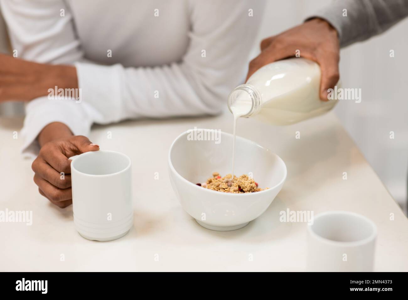 Corto di coppia nera fare colazione insieme a casa Foto Stock