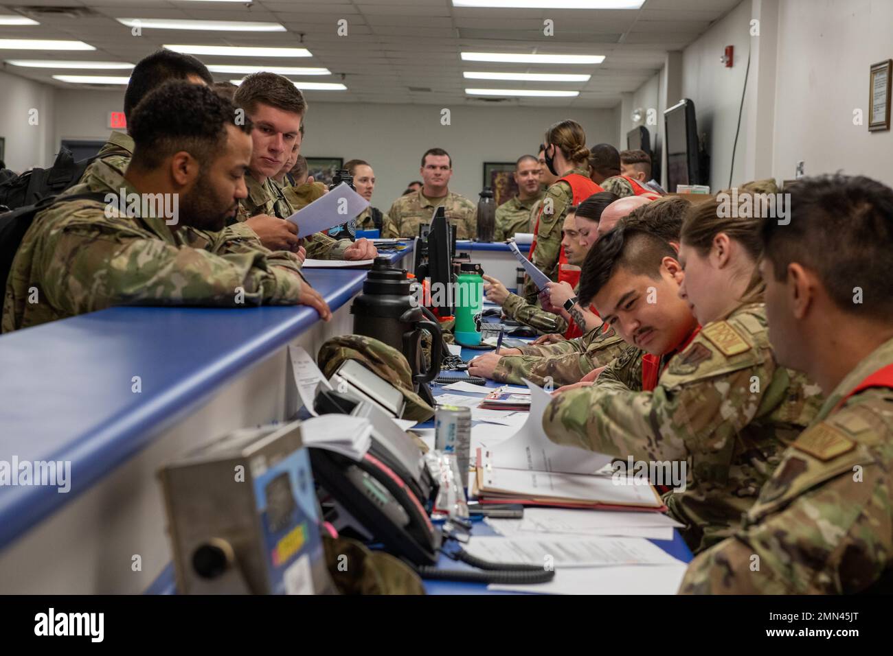 Gli airmen assegnati alla 319th Reconnaissance Wing passano attraverso una linea di funzioni di pre-implementazione 27 settembre 2022, durante la Readiness Exercise Validation Global Griffin 09-22 presso la base dell'aeronautica di Grand Forks, North Dakota. La riga PDF garantisce che i militari abbiano tutti gli elementi necessari e siano destinati all'implementazione. Foto Stock