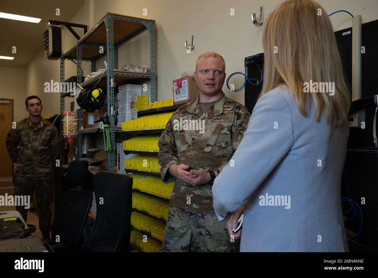 Personale dell'aeronautica degli Stati Uniti Sgt. Micheal Murphy, 8th sistemi di trasmissione a radiofrequenza di comunicazione Squadron, parla delle attuali capacità di missione a Lauren Barrett Knausenberger, Dipartimento dell'Air Force Chief Information Officer, presso la Kunsan Air base, Repubblica di Corea, 27 settembre 2022. Durante la sua visita a Kunsan, Knausenberger si è impegnata con i leader del Wolf Pack e ha valutato le operazioni dei 8th Communication Squadrons per garantire che la 8th Fighter Wing disponga del supporto informatico necessario per portare a termine la missione Fight Tonight. Foto Stock