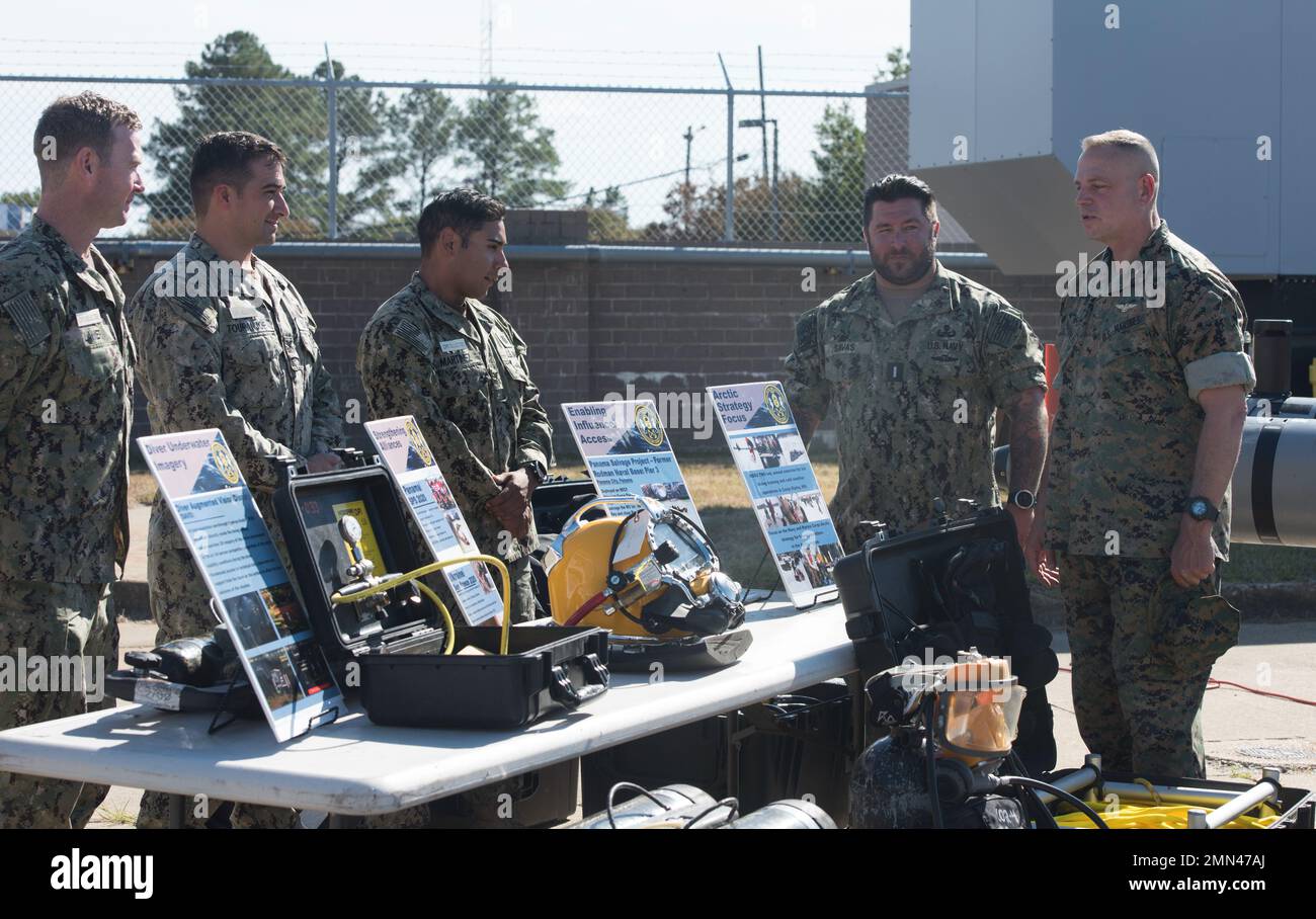 220927-N-YR675-9594 VIRGINIA BEACH (SETT. 27, 2022) - il generale del brigadiere Marcus Annibale, direttore della guerra di spedizione (OPNAV N95) parla con Navy Divers del gruppo due di smaltimento delle Ordnance esplosive (EODGRU 2) mentre osserva un'esposizione statica sulle capacità di Navy Diver durante una visita a EODGRU 2. EODGRU 2 fornisce forze dispiegabili competenti e pronte per il combattimento in tutto il mondo in grado di eliminare le minacce esplosive per supportare una vasta gamma di operazioni. Foto Stock