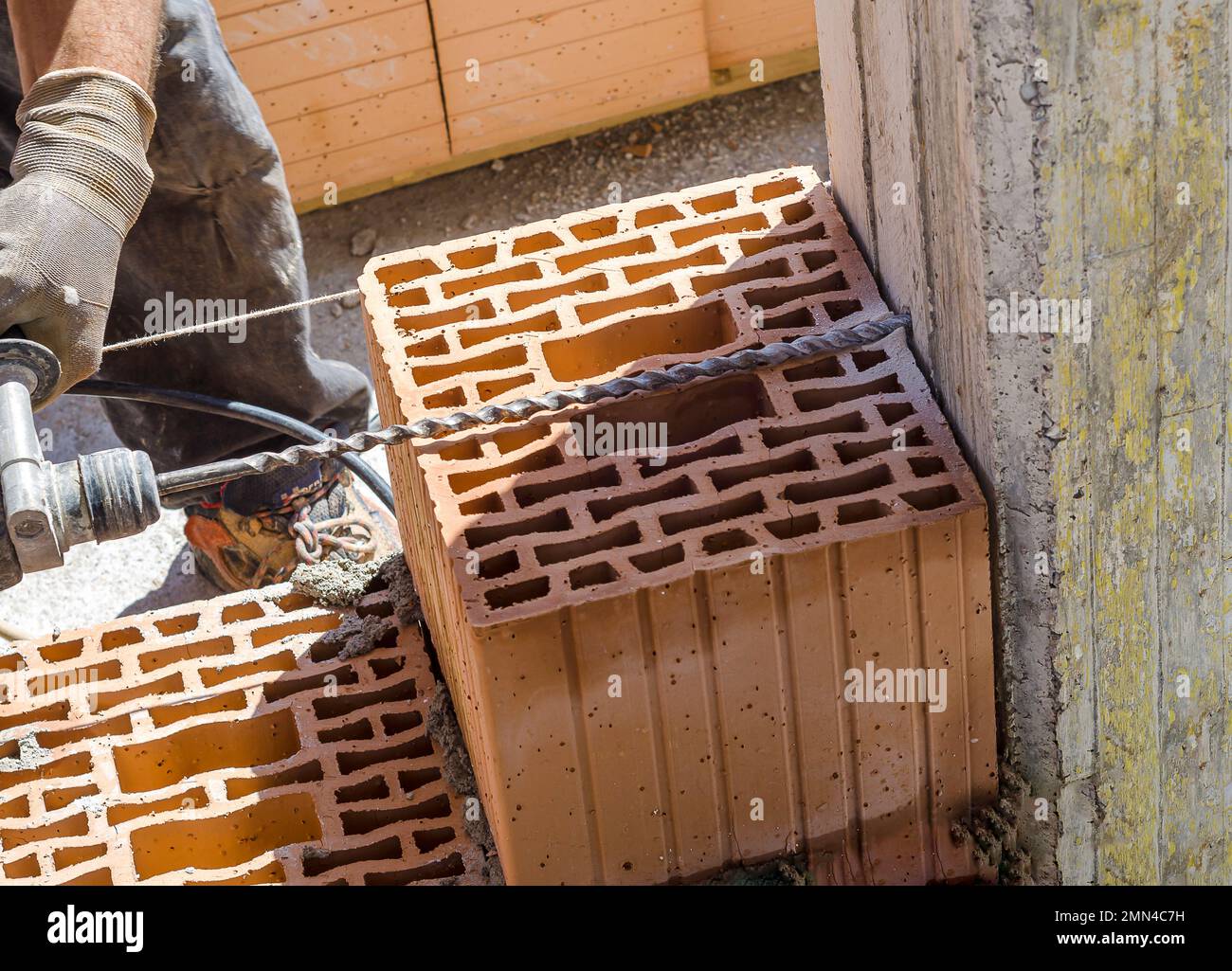 Sismico di muratura esterna operazione di rinforzo in un edificio in costruzione. La profondità di campo è poco profonda Foto Stock