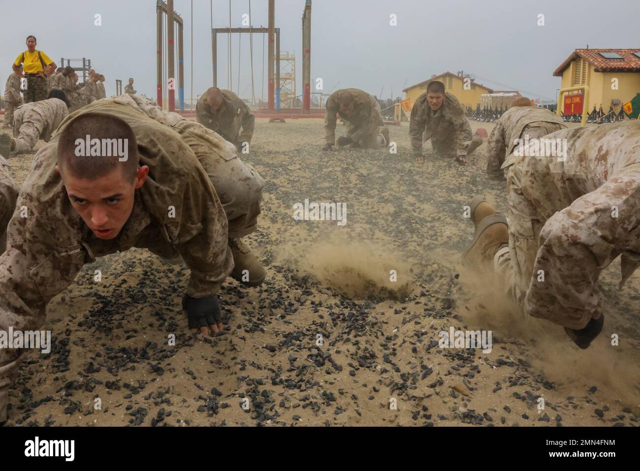 U.S. Marine Corps Recruits with Golf Company, 2nd reclutamento addestramento battaglione, eseguire un alto crawl durante il Combat conditioning Course (CCX) al Marine Corps Recruit Depot San Diego, 28 settembre 2022. Il CCX è stato progettato per aumentare la resistenza delle reclute e la capacità di eseguire le tecniche del programma di arti marziali del corpo marino. Foto Stock