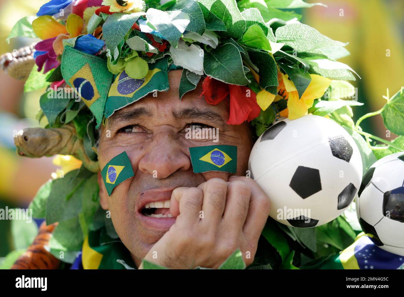 A Brazilian soccer fan reacts as he watches a live telecast of his team's World Cup match against Costa Rica, in Rio de Janeiro, Brazil, Friday, June 22, 2018. (AP Photo/Silvia Izquierdo) Foto Stock