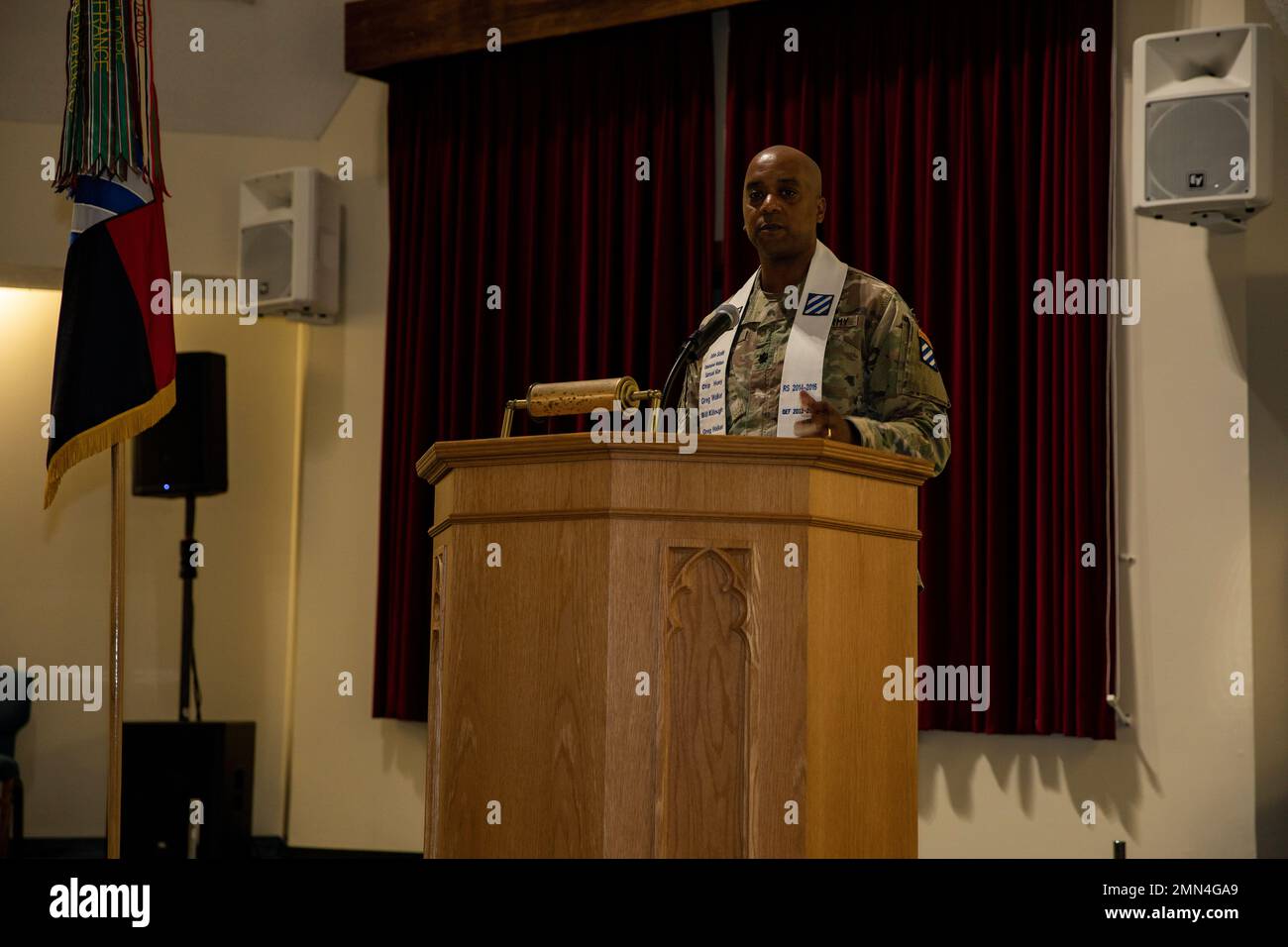 Cappellano (Lt. Col.) John E. Scott, il nuovo cappellano della divisione fanteria 3rd, parla a illustri ospiti e famiglie durante una cerimonia di assunzione di stole alla Marne Chapel a Fort Stewart, Georgia, 28 settembre 2022. La cerimonia ha formalmente riconosciuto Scott come nuovo cappellano di divisione per 3rd ID. “Voglio che i soldati, i membri della famiglia e i civili di questa grande divisione sappiano che le loro squadre del Ministero delle unità si occupano di loro e sono qui per servirli”, ha affermato Scott. Foto Stock