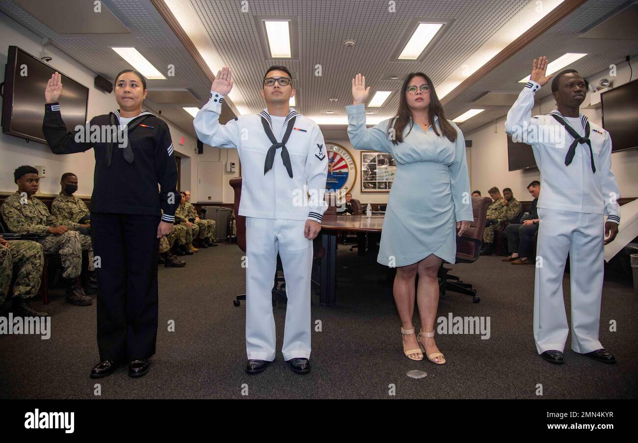 I marinai e i familiari con sede a Sasebo si impegnano a dare il giuramento di naturalizzazione di Allegiance agli Stati Uniti d'America durante una cerimonia di naturalizzazione al Comandante, Fleet Activities Sasebo 28 settembre 2022. STATI UNITI Citizenship and Immigration Services and Region Legal Service Office Western Pacific ha collaborato per condurre la cerimonia di naturalizzazione al CFAS consentendo ai marinai di diventare cittadini degli Stati Uniti. Foto Stock