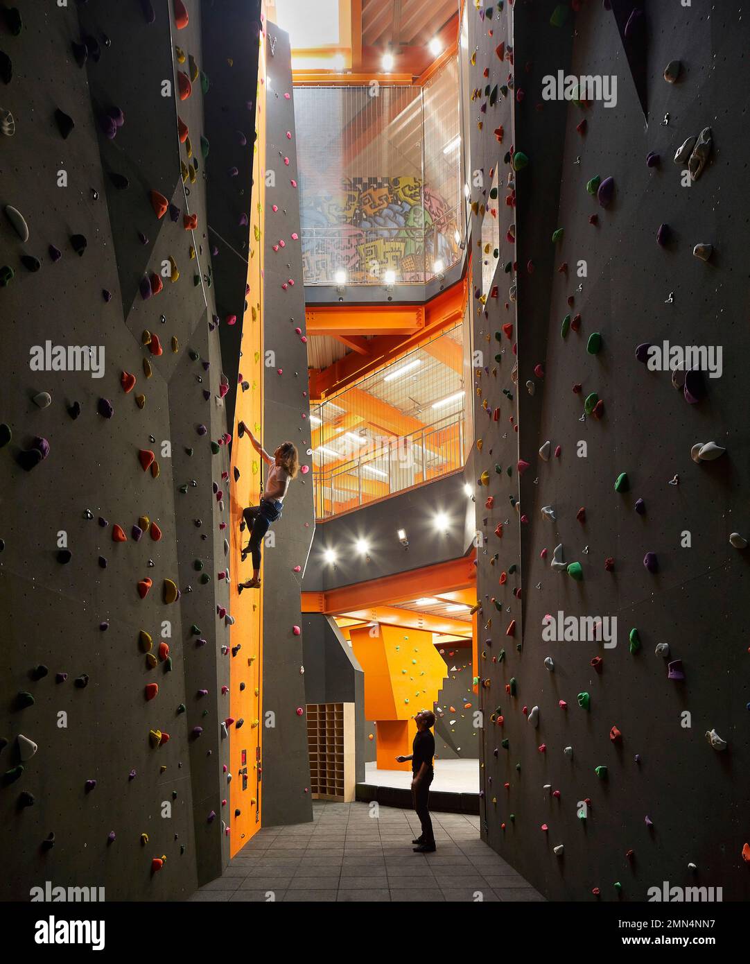 Parete di arrampicata con vista attraverso diverse strutture sportive. F51 Skatepark, Folkestone, Regno Unito. Architetto: Hollaway Studio, 2022. Foto Stock
