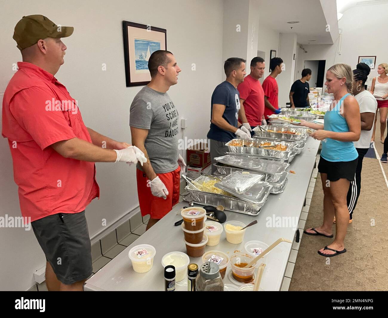 KEY WEST, Fla. (Settembre 28, 2022) -- Stazione aerea navale (NAS) le evacuazioni di Key West sono state servite cena con servizio da difensori civici locali mentre sono state riparate alle Inns and Suites di Navy Gateway (NGIS) 28 settembre 2022. Il comandante del NAS Key West, il capitano Beth Regoli, ha ordinato l'evacuazione obbligatoria dei residenti nella zona bassa di Sigsbee Park e degli annessi Truman dopo un'impennata di tempeste senza precedenti dell'uragano Ian. Sessantuno residenti e i loro animali domestici sono stati salvati e ricollocati in NGIS. Foto Stock