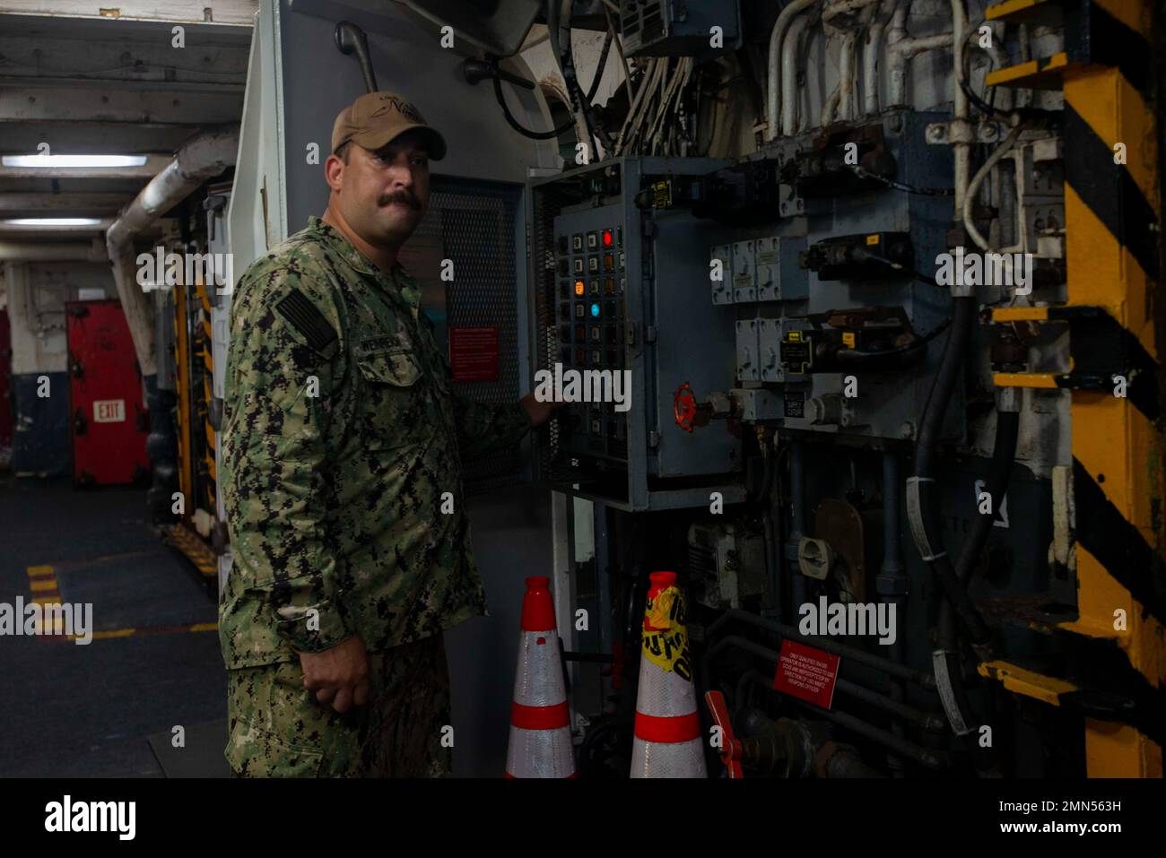 220928-N-KU796-1114 CORONADO, California, (dal 28, 2022) U.S. Navy Electrician's Mate 2nd Class Mark Weinreich, da Riverside, California, ha risolto un ascensore per le armi nella baia hangar della portaerei USS Nimitz (CVN 68). Nimitz è in porto per prepararsi alle operazioni future. Foto Stock