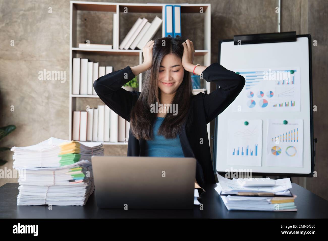 Bella donna d'affari che lavora a casa ufficio e analizzare il documento di rapporto finanziario. Concetto di contabilità e finanza Foto Stock