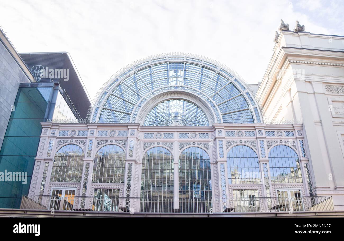 Londra, Regno Unito. 30th Jan, 2023. Vista generale della Royal Opera House a Covent Garden. Il Royal Opera House ha annunciato di aver concluso i suoi legami di sponsorizzazione con il gigante petrolifero BP dopo più di tre decenni. (Foto di Vuk Valcic/SOPA Images/Sipa USA) Credit: Sipa USA/Alamy Live News Foto Stock