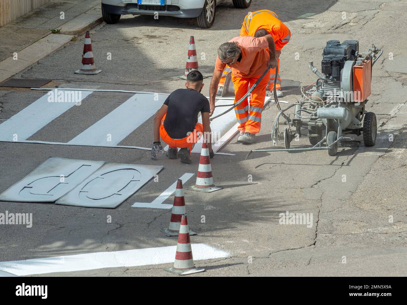 Bari, ITALIA - 20 aprile 2016: Macchine e operai della costruzione stradale per la verniciatura di segnaletica stradale e stradale Foto Stock