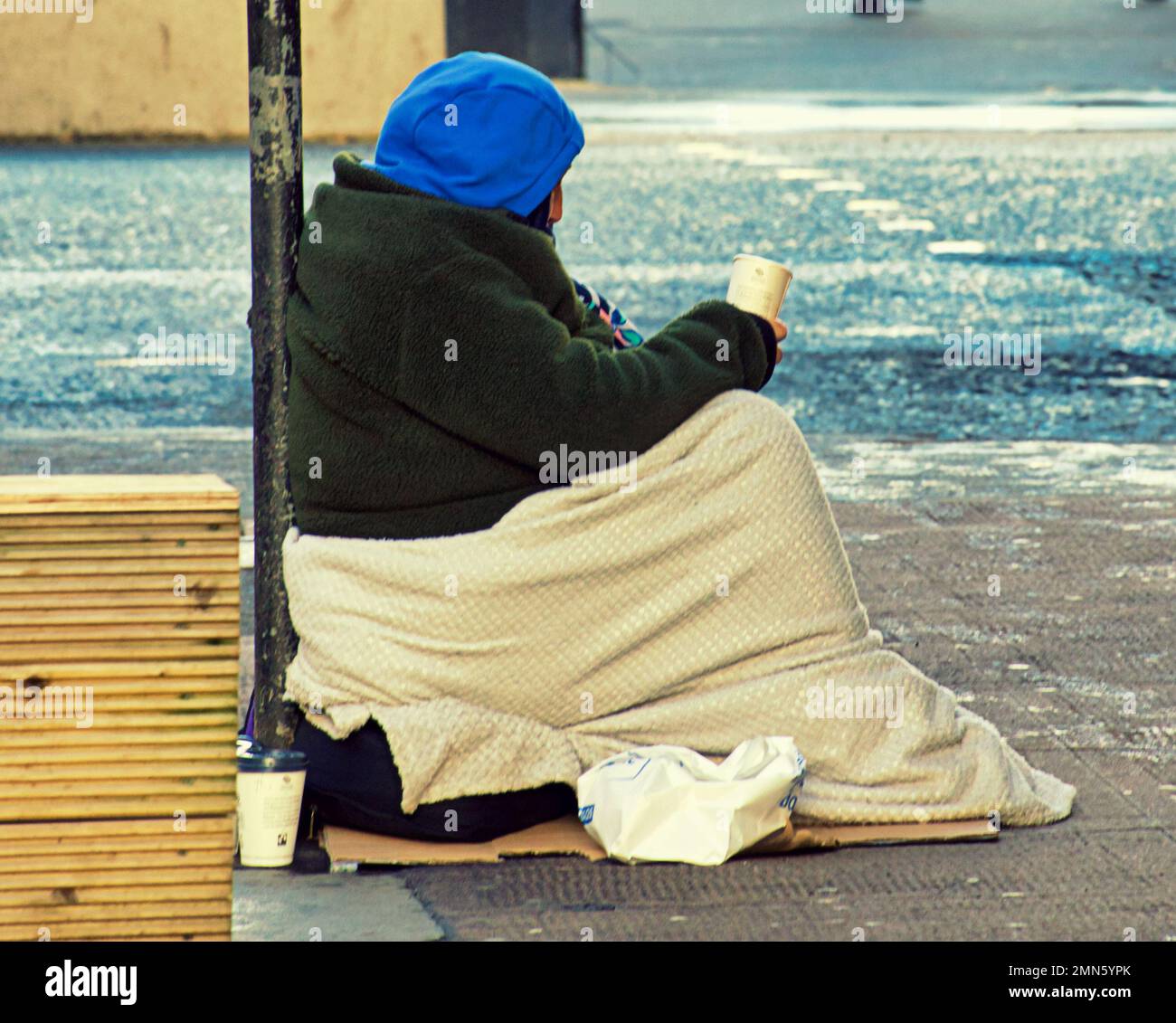 Glasgow, Scozia, Regno Unito 29tht gennaio 2023. UK Weather: Freddo e bagnato ha visto il miglio di stile di sole sullo shopping. Capitale della Scozia che è Buchanan strada con ricchi pickings per gli sfortunati. Credit Gerard Ferry/Alamy Live News Foto Stock