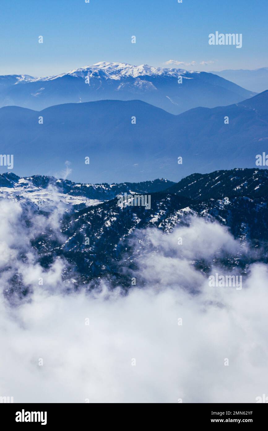 Immagine verticale della vetta più alta del monte innevato Tahtalı, il Parco Nazionale di Beydagları. Antalya-Turchia Foto Stock