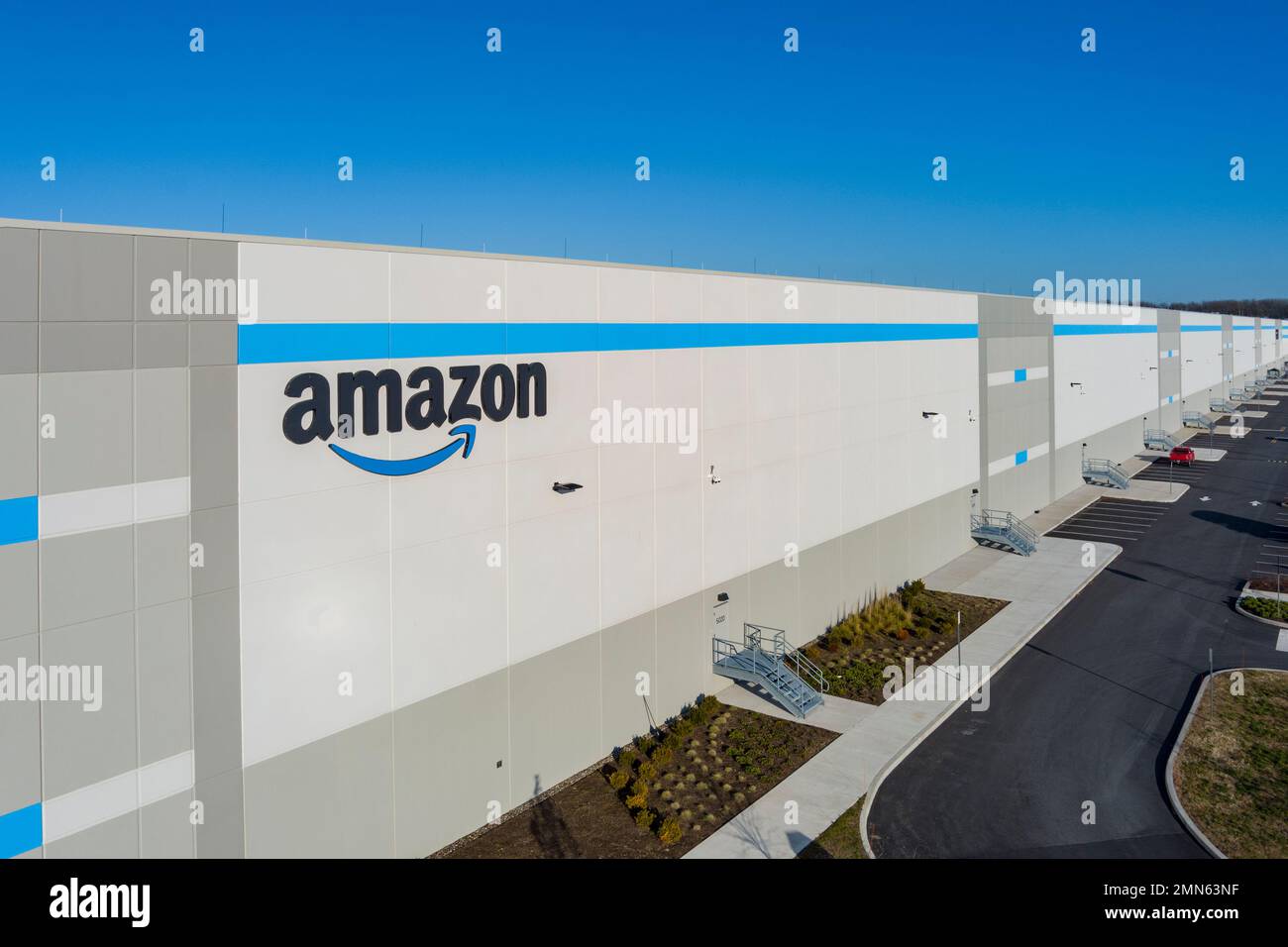 Ripresa aerea del logo Amazon sul lato del magazzino, Pennsylvania, USA Foto Stock