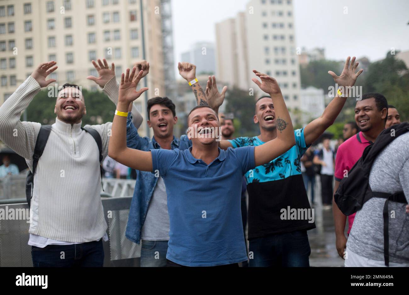 Fans celebrate Russia's first goal as they watch the group A, 2018 soccer World Cup opening match between Russia and Saudi Arabia on a outdoors television screen, at Praca Maua, in Rio de Janeiro, Brazil, Thursday, June 14, 2018. (AP Photo/Silvia Izquierdo) Foto Stock