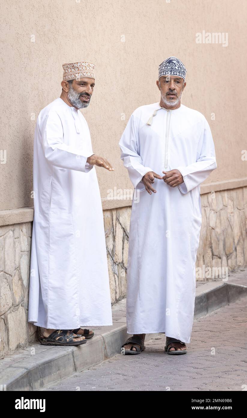 Nizwa, Oman, 2nd dicembre 2022: Uomini omani in una giornata di mercato Foto Stock