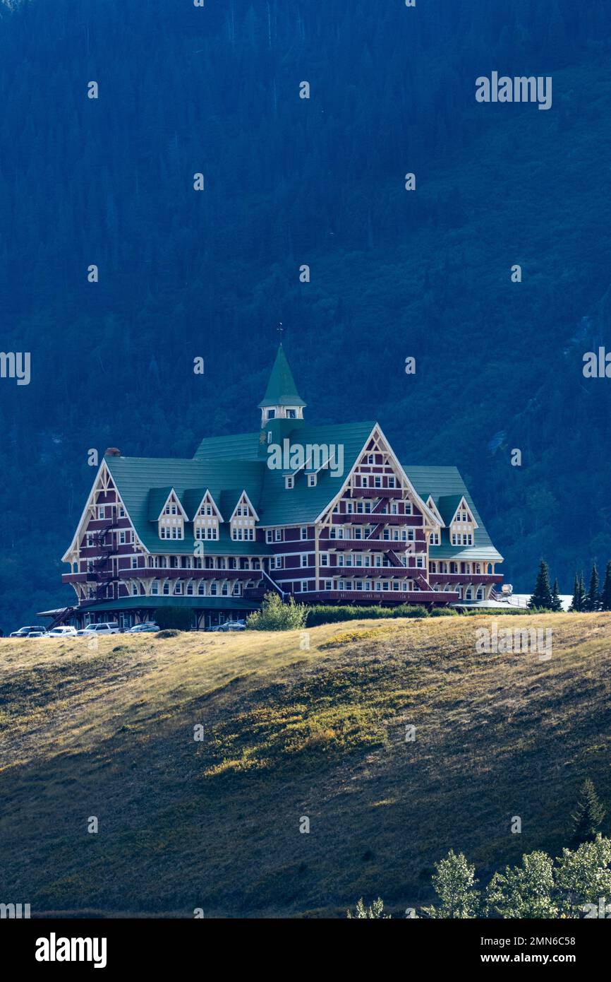 Storico Settembre 2016, Prince of Wales Hotel costruito nel 1927 nel Parco Nazionale dei Laghi di Waterton salvato dai vigili del fuoco nel 2017 Kenow Wildfire che ha bruciato Foto Stock