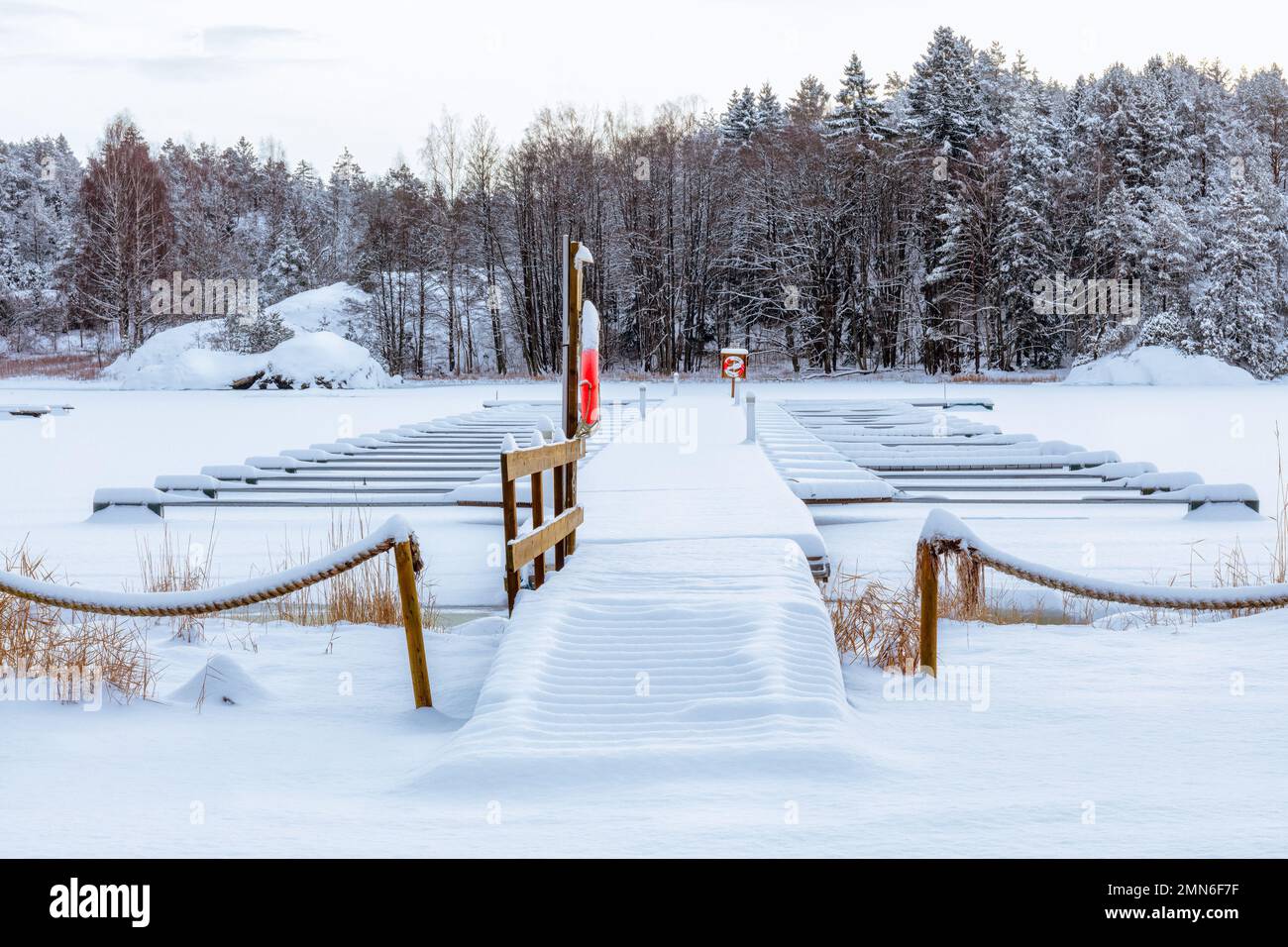 Porticciolo portuale coperto di neve. Giorno invernale luminoso. Scandinavia Foto Stock