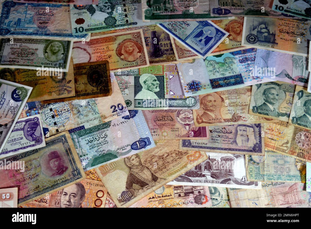 varie vecchie banconote in denaro da diversi paesi del mondo, stack di valute multiple, pile di fatture vintage retrò di origini diverse Foto Stock