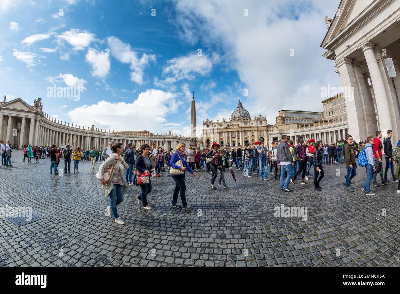 Vaticano - 06 ottobre 2018: I turisti si affollano intorno a Piazza San Pietro di fronte alla Cattedrale di San Pietro Foto Stock