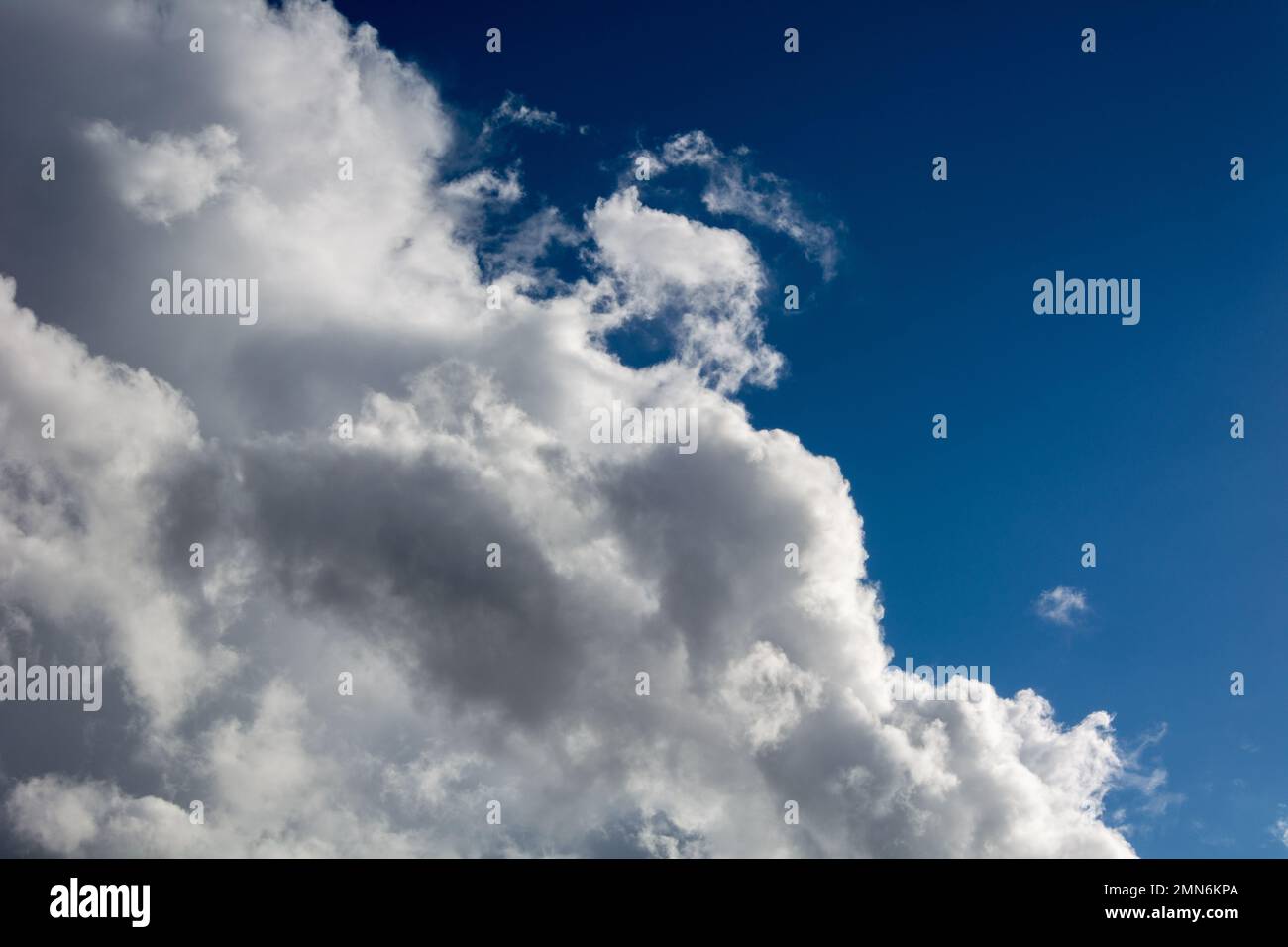 Cielo e nubi in rilievo come sfondo. Foto Stock