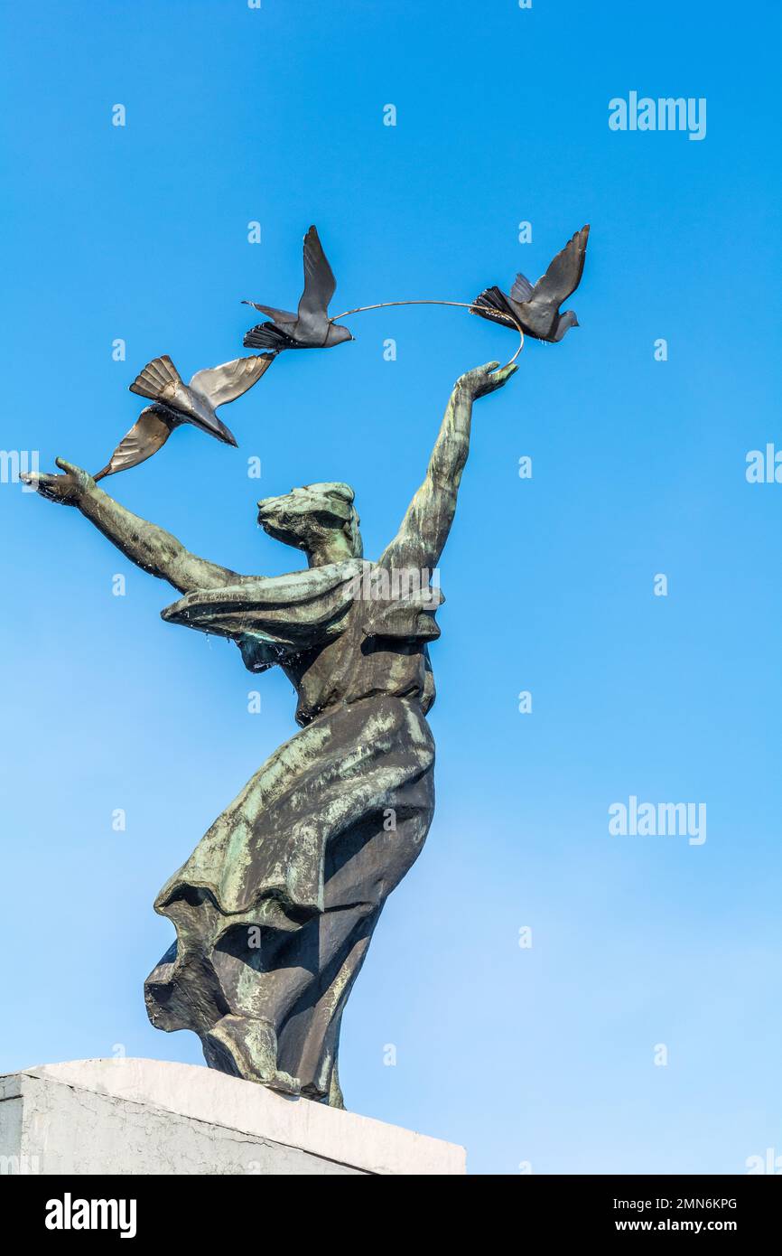KIEV, UCRAINA - 18 GENNAIO 2017: Statua in stile sovietico, Ponte della metropolitana, Kiev, Ucraina Foto Stock