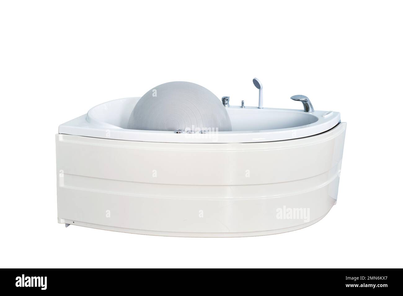 Fitball e bagno per aiutare le donne durante il parto nell'ospedale di maternità, isolato su uno sfondo bianco Foto Stock