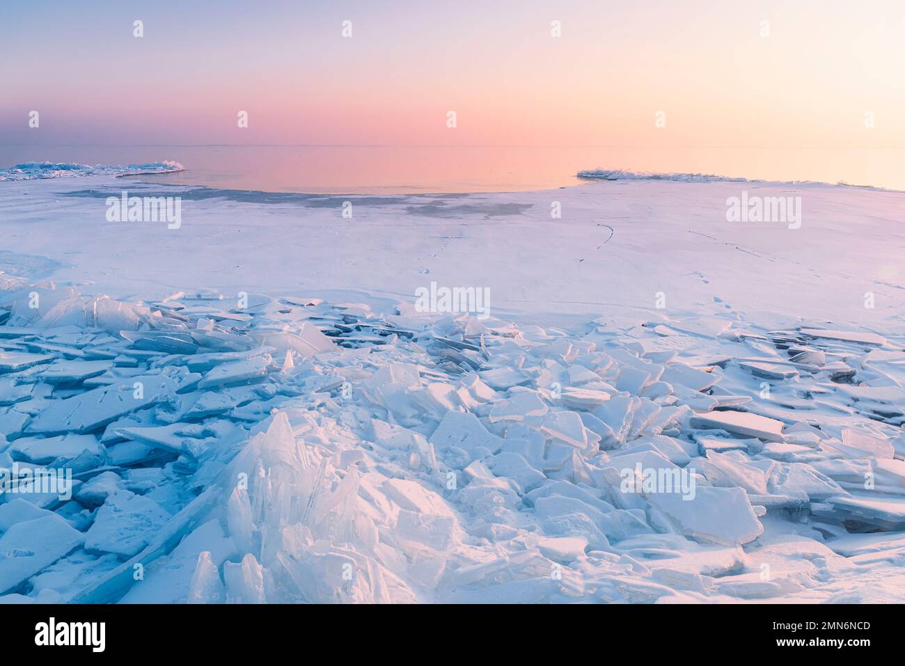 All'alba, copertura di ghiaccio sulla costa dei grandi Laghi - Lago Huron, Port Sanilac, Michigan, Stati Uniti Foto Stock