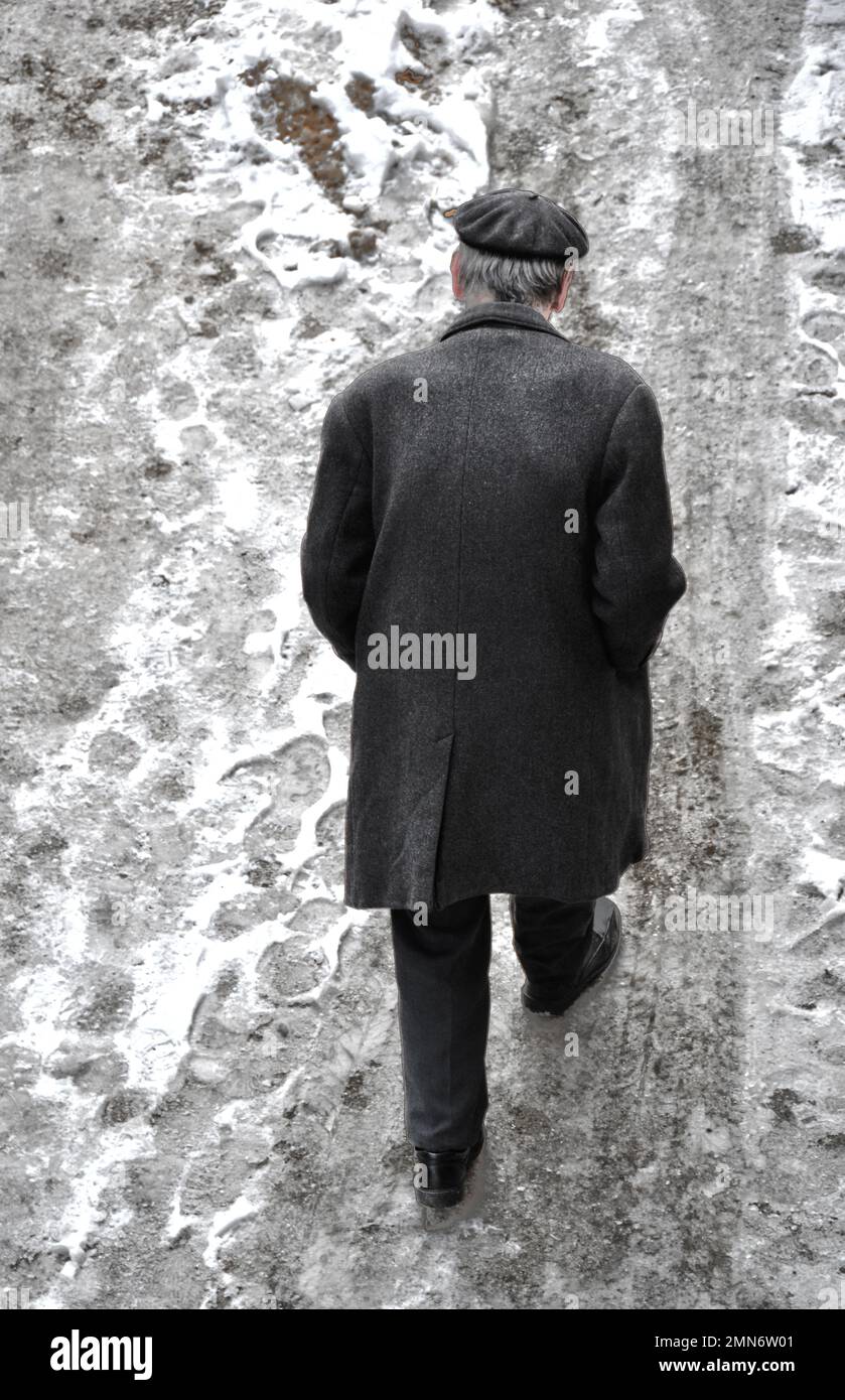 Uomo anziano che cammina Foto Stock