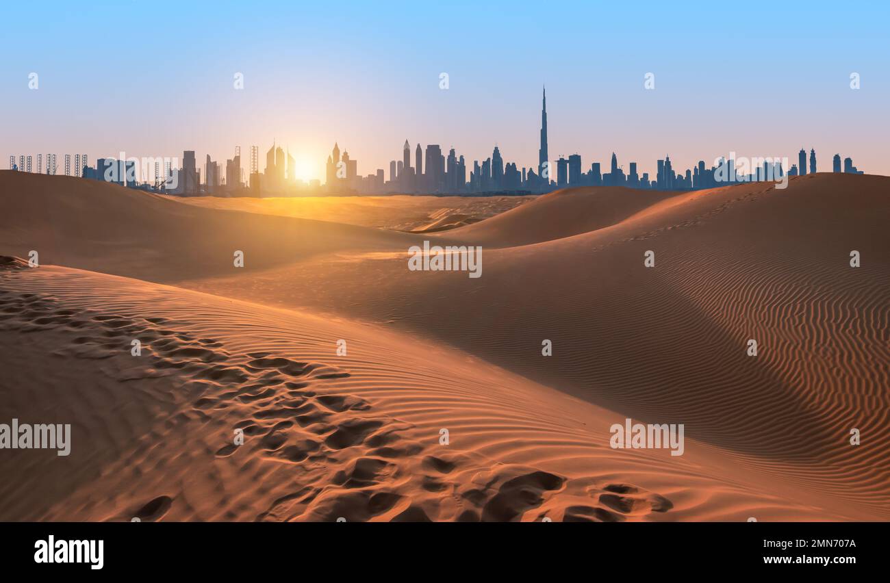 Deserto di Dubai al tramonto, Emirati Arabi Uniti. Foto Stock