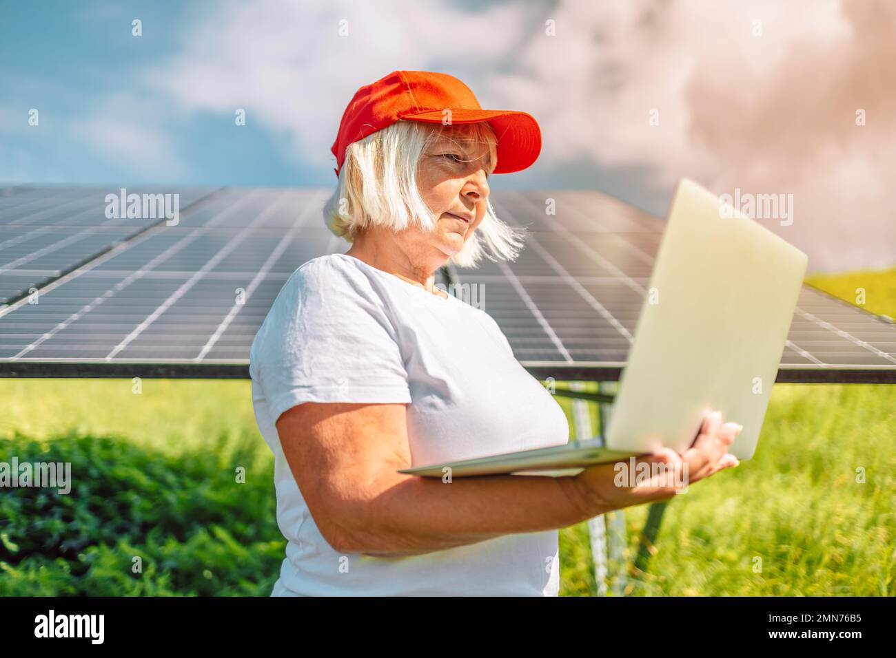 Ingegnere donna d'affari che utilizza un tablet vicino a pannelli solari. Energia rinnovabile, tecnologia, elettricità, concetto di servizio Foto Stock