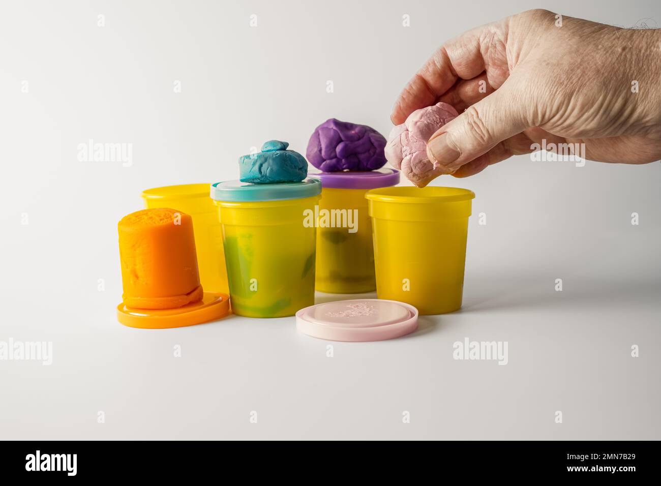 insegnante uomo donna mettere via plastilina giocare pasta dopo l'uso in scuola impostazione per l'apprendimento Foto Stock