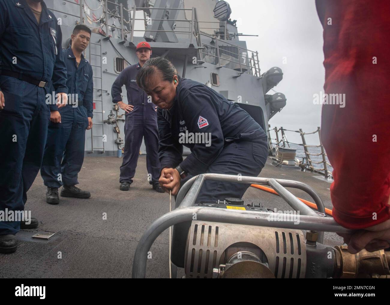 220929-N-XK462-1029 OCEANO PACIFICO (29 SETTEMBRE 2022) STATI UNITI I marinai partecipano alla formazione per il controllo dei danni a bordo del cacciatorpediniere missilistico guidato della classe Arleigh Burke USS Wayne E. Meyer (DDG 108). Wayne E. Meyer è attualmente in collaborazione con Nimitz Carrier Strike Group in preparazione di un'imminente implementazione. Foto Stock