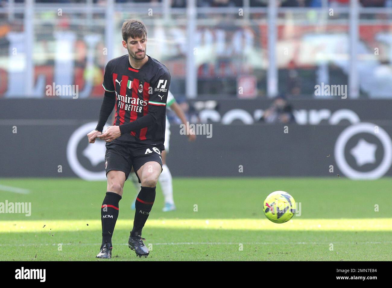 Milano, Italia. 29th Jan, 2023. Italia, Milano, 29 2023 gennaio: Matteo Gabbia (ac Milan Defender) pass shot i front Court nel primo tempo durante la partita di calcio AC MILAN vs SASSUOLO, Serie A Tim 2022-2023 day20 San Siro Stadium (Photo by Fabrizio Andrea Bertani/Pacific Press/Sipa USA) Credit: Sipa USA/Alamy Live News Foto Stock