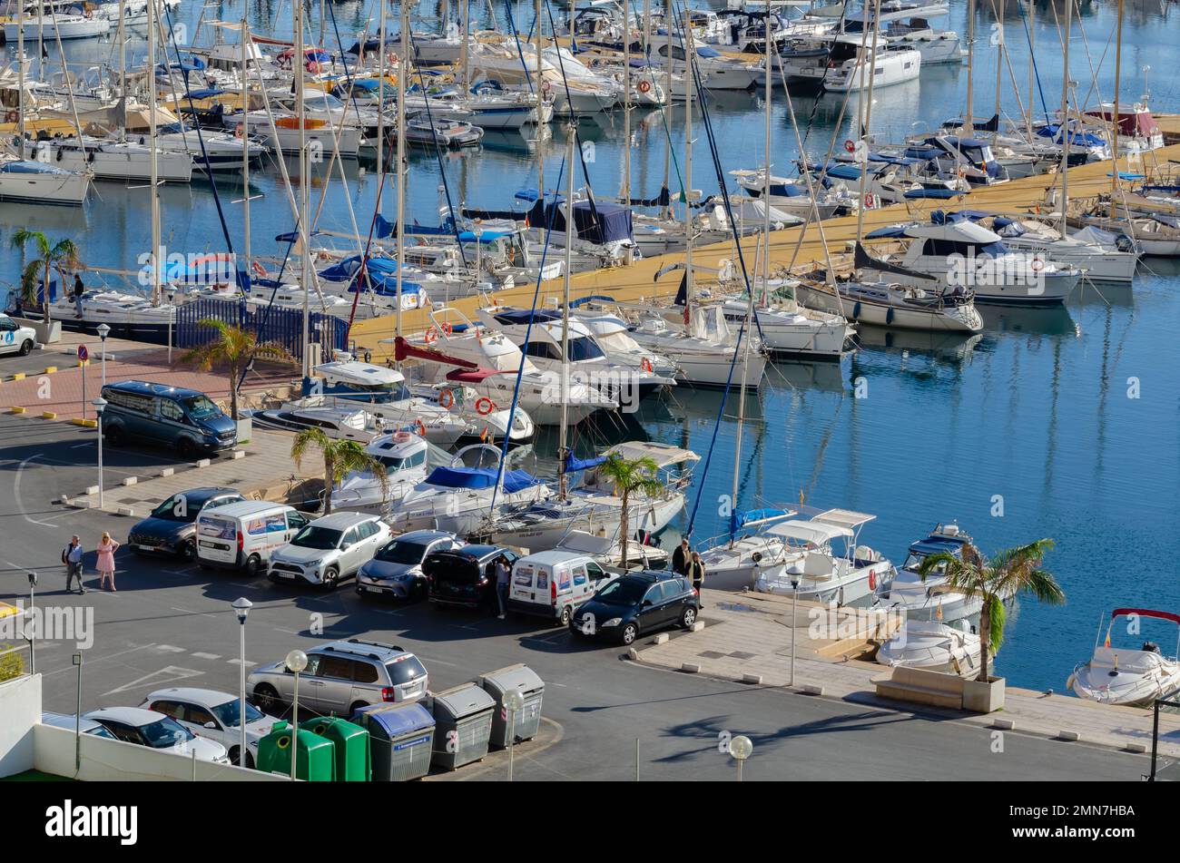 AQUADULCE, SPAGNA - 18 DICEMBRE 2022 uno dei più grandi e attraenti porti sportivi sulla costa di Almeria, con 764 posti barca che vanno da 5 a 25 Foto Stock